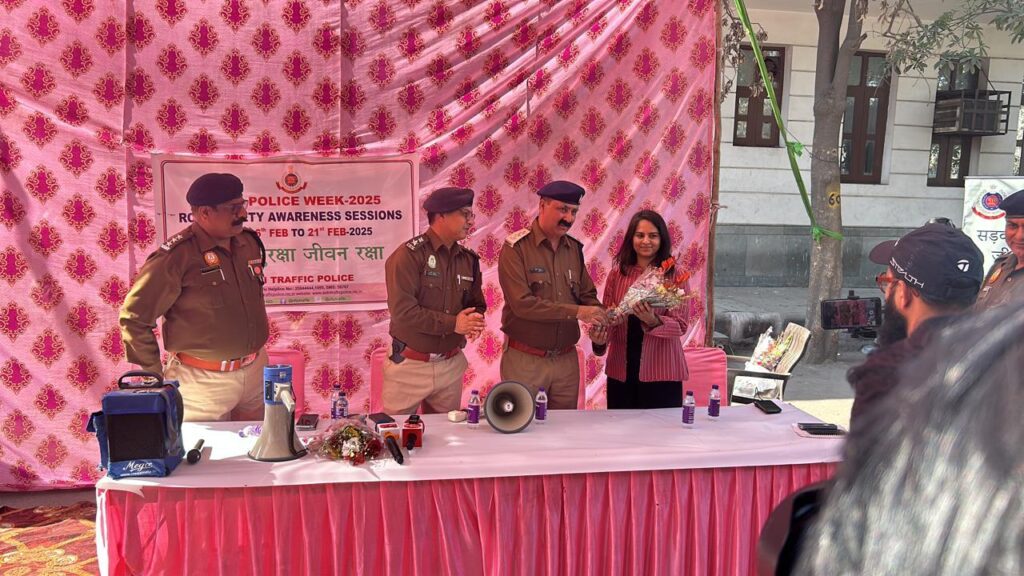 दिल्ली ट्रैफिक पुलिस ने सड़क सुरक्षा के प्रति जागरूकता बढ़ाने के लिए नुक्कड़ नाटक का आयोजन किया