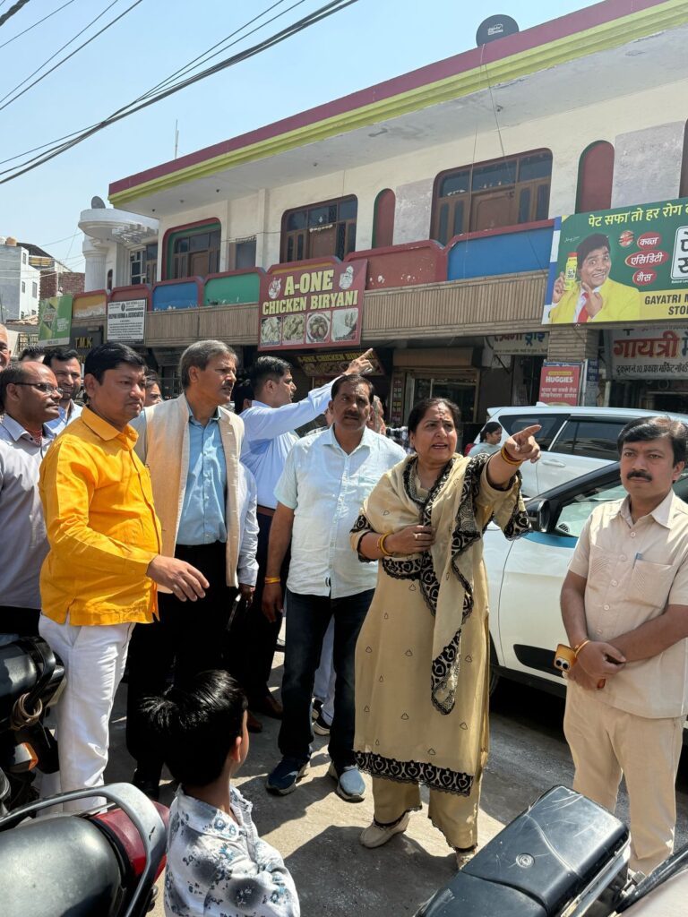 घौंडा विधानसभा भजनपुरा वार्ड मे स्थित गोकलपुर ड्रेन का औचक निरीक्षण एम सी डी कमिश्नर अश्वनी कुमार द्वारा किया गया