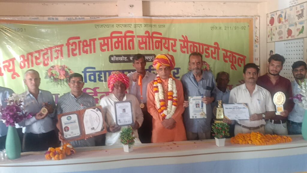 अंतरराष्ट्रीय विश्व विख्यात जादूगर एस कुमार का आगरा में किया सम्मान