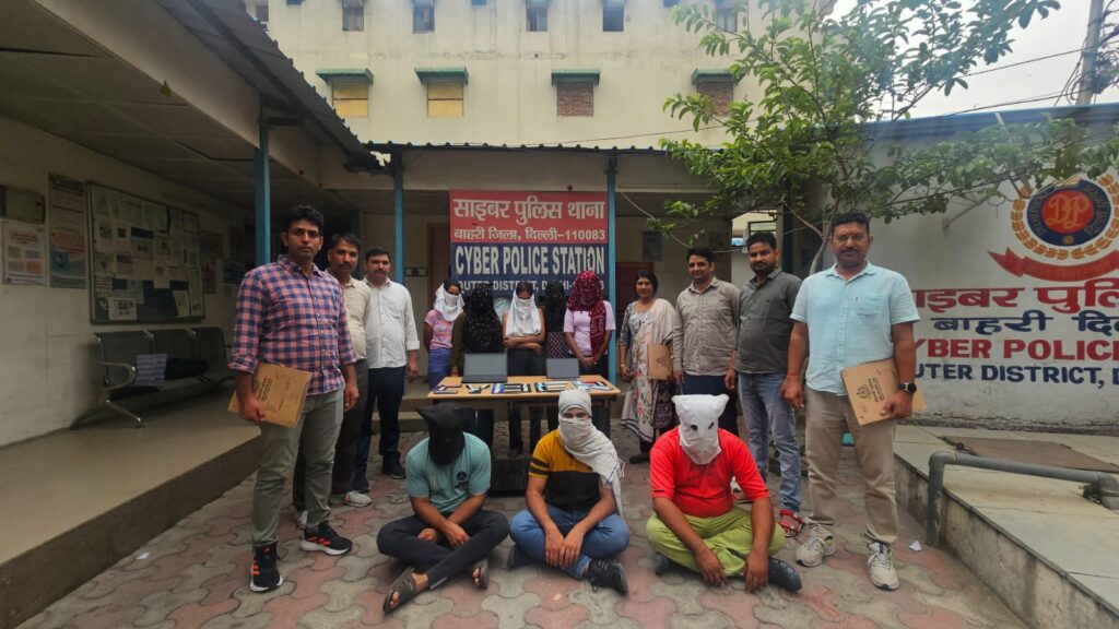 दिल्ली की बाहरी जिला पुलिस ने भोले भाले लोगों को ठगने वाले एक फर्जी कॉल सेंटर का भंडाफोड़ किया है.